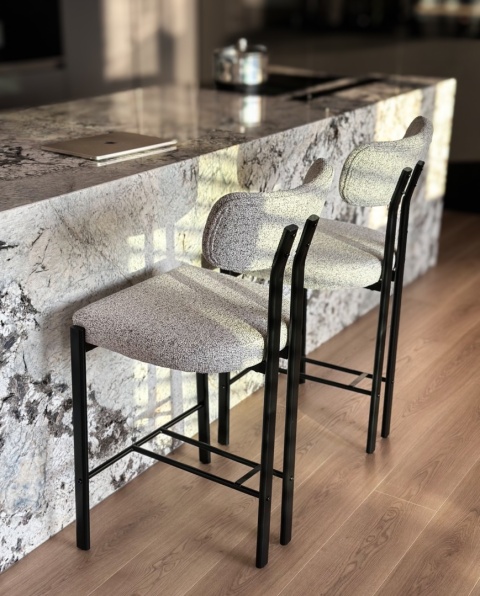 Krzesło barowe Hoker DION szaro beżowe tapicerowane czarna podstawa