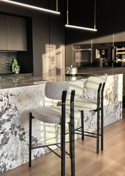 Krzesło barowe Hoker DION szaro beżowe tapicerowane czarna podstawa