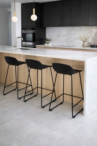 Krzesło barowe hoker ROLF czarne 76