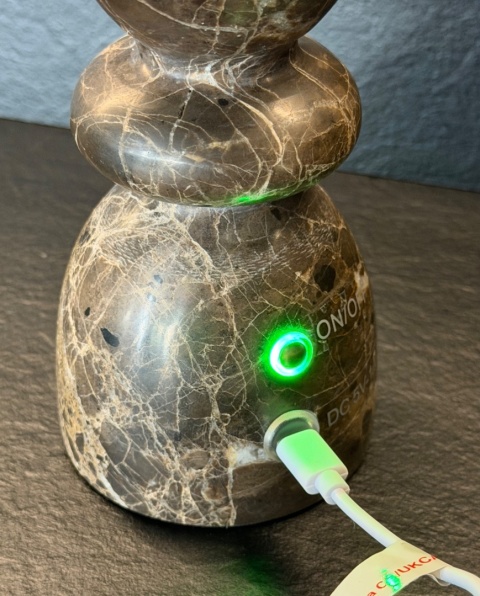 LIA BROWN MARBLE – bezprzewodowa lampa stołowa z naturalnego marmuru LED