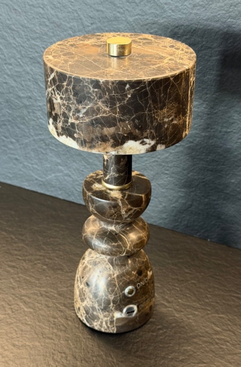 LIA BROWN MARBLE – bezprzewodowa lampa stołowa z naturalnego marmuru LED