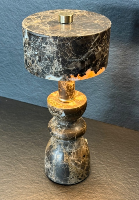 LIA BROWN MARBLE – bezprzewodowa lampa stołowa z naturalnego marmuru LED