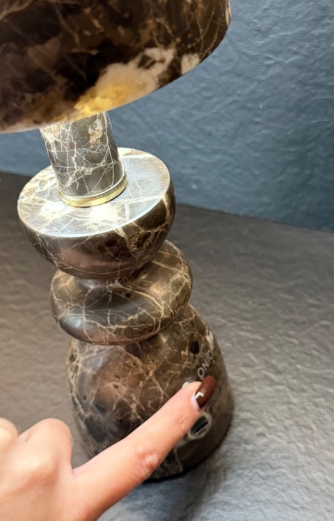 LIA BROWN MARBLE – bezprzewodowa lampa stołowa z naturalnego marmuru LED