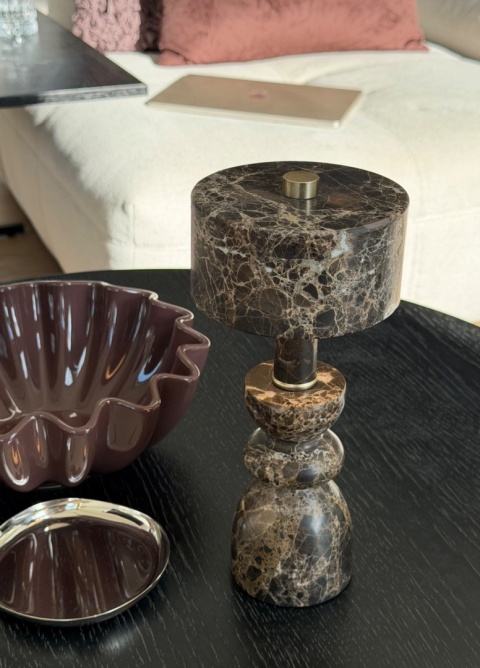 LIA BROWN MARBLE – bezprzewodowa lampa stołowa z naturalnego marmuru LED